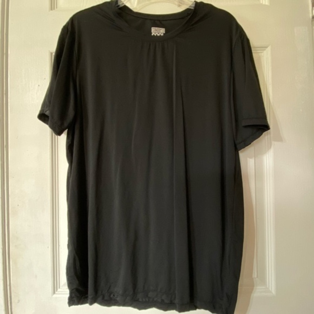 32 Degrees Cool men’s black tee Size Medium like new.